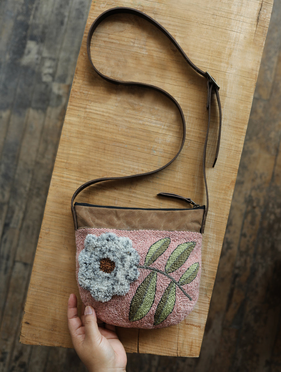 PUNCH NEEDLE BAG - flower – bookhou