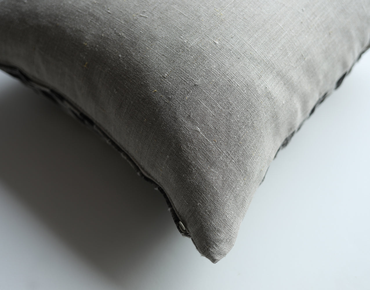 PILLOW - weave (black and white)