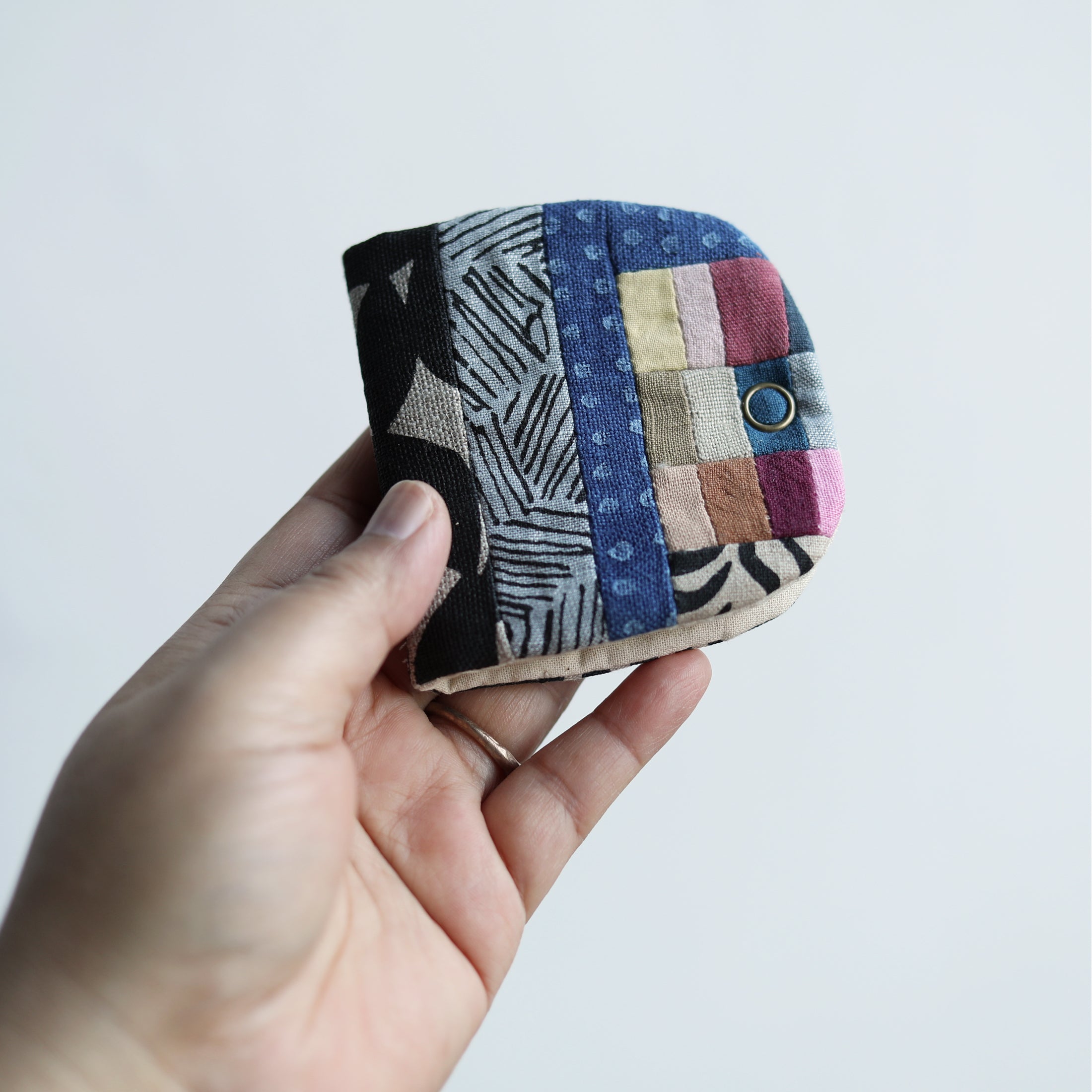 CURVE patchwork needle book