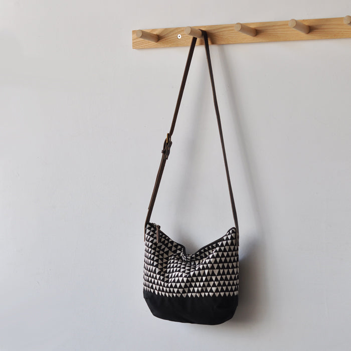 DAY BAG - triangle/wax