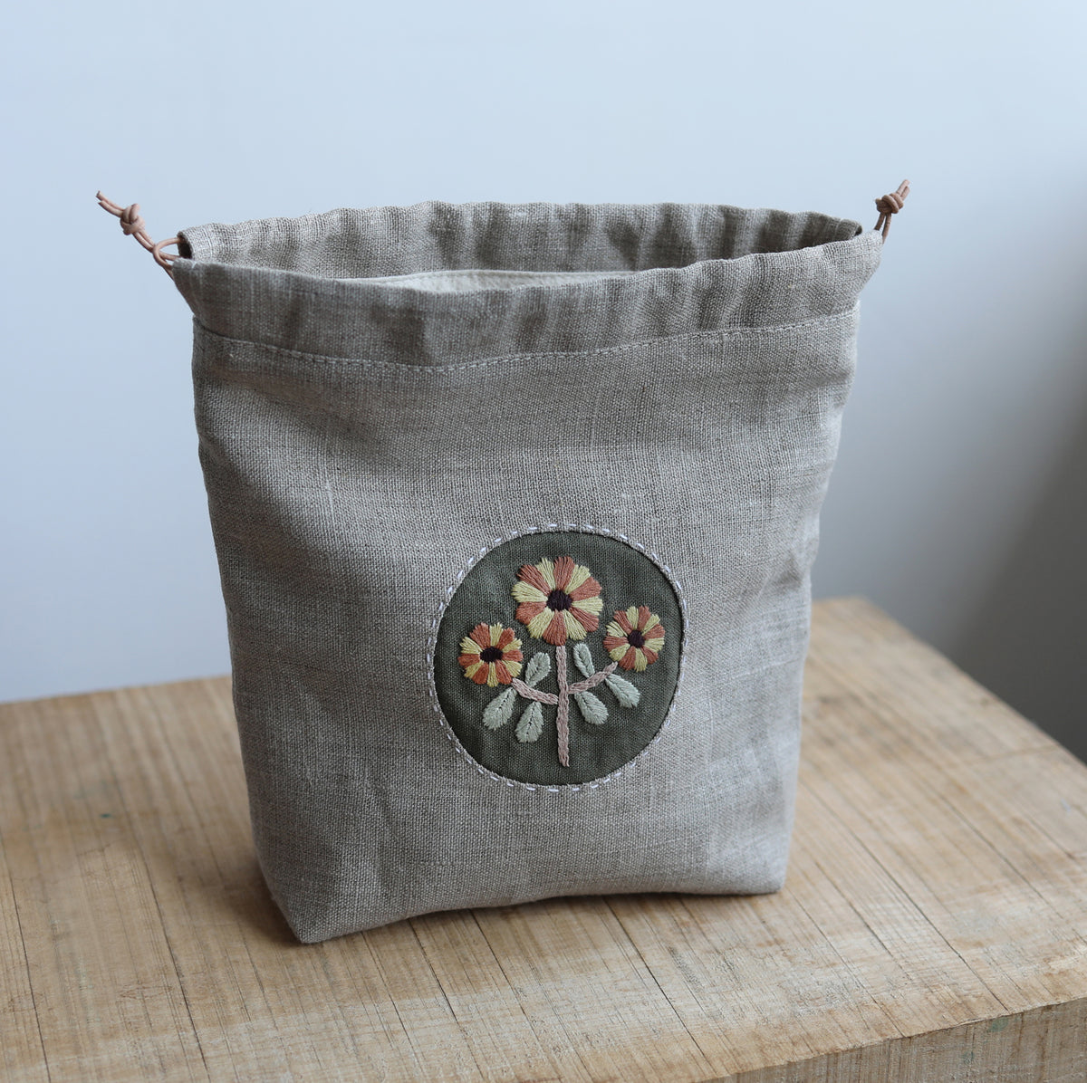 BOTANICAL EMBROIDERY - drawstring bag