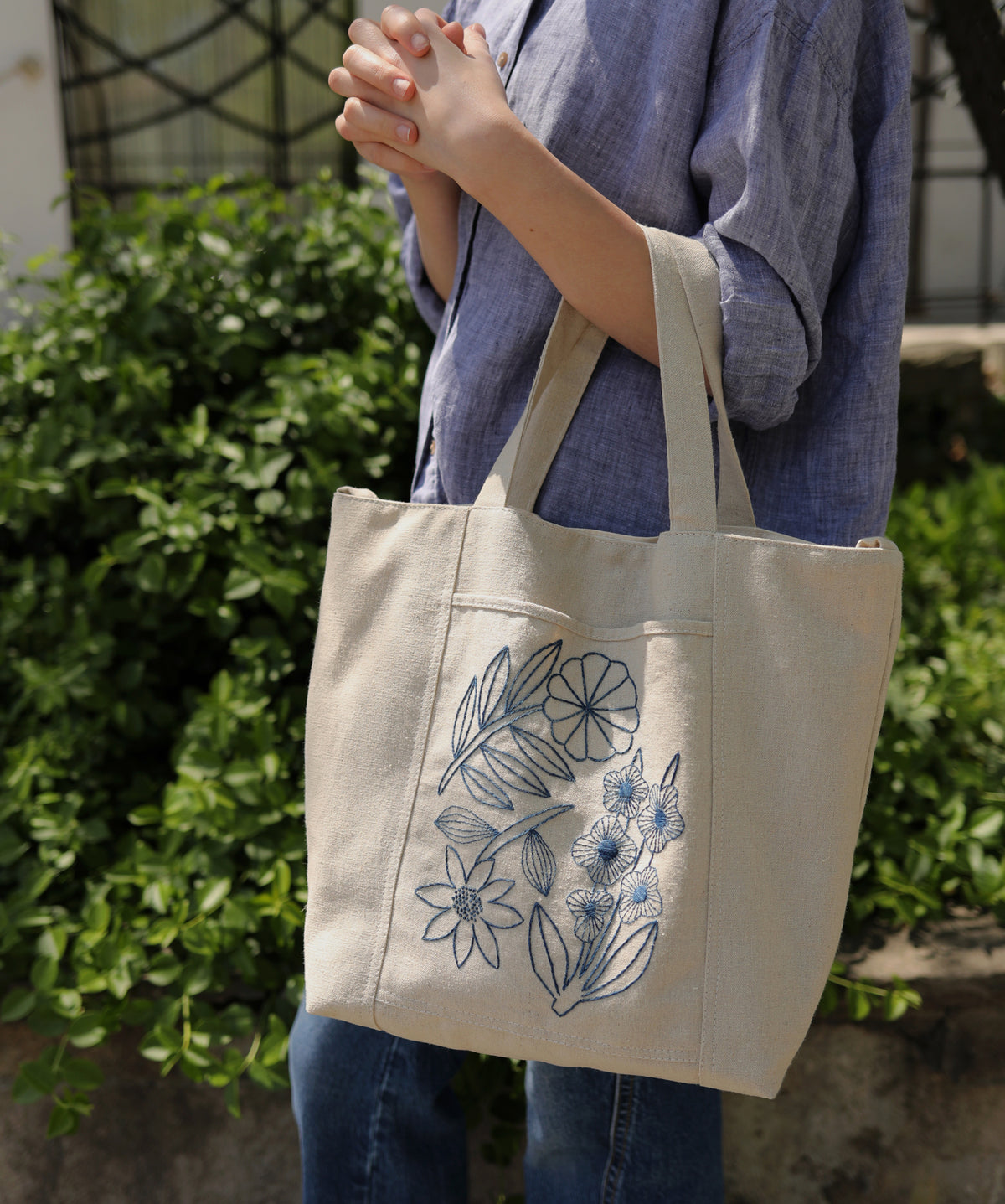 BOTANICAL EMBROIDERY - tote bag