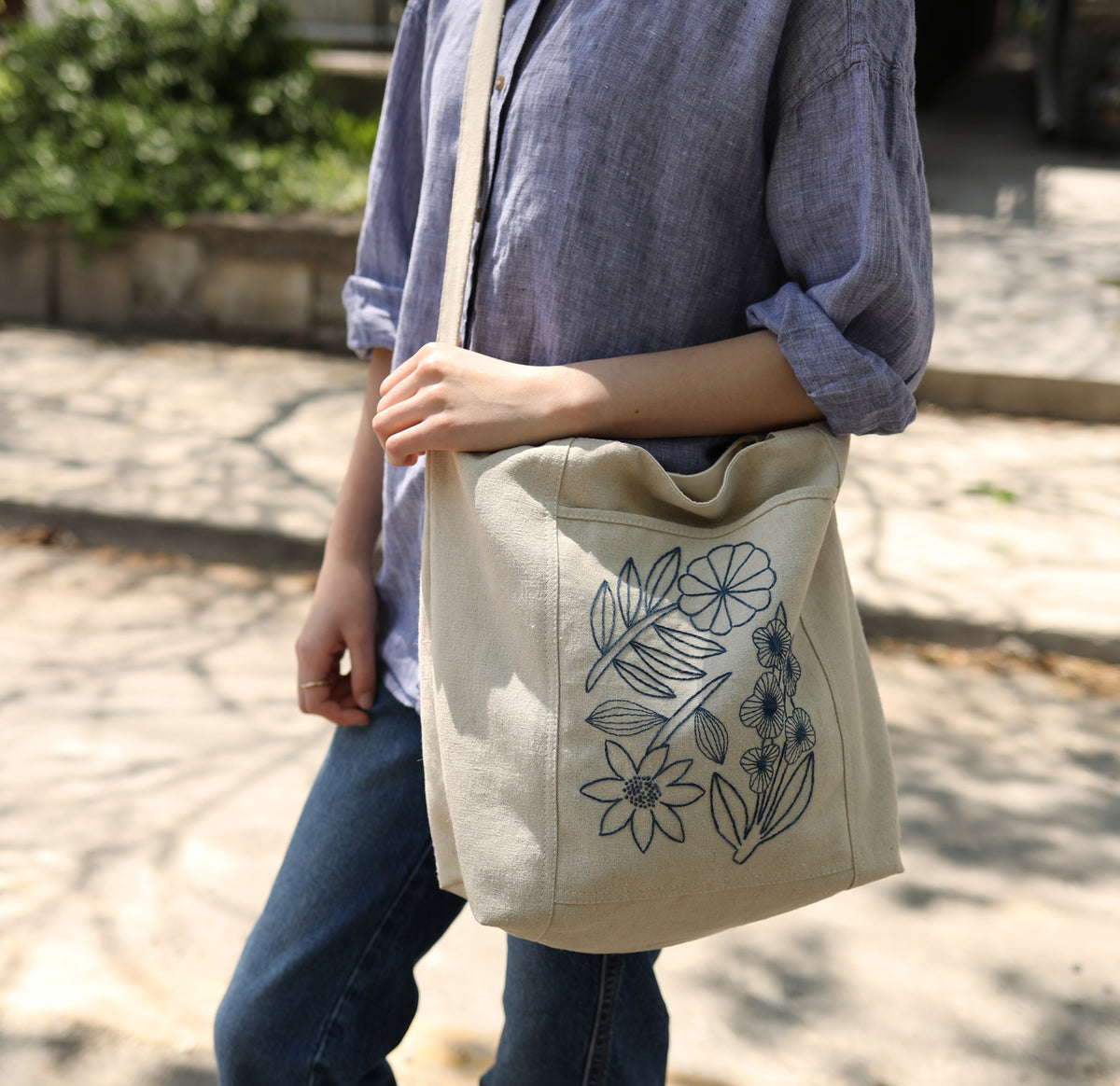 BOTANICAL EMBROIDERY - tote bag