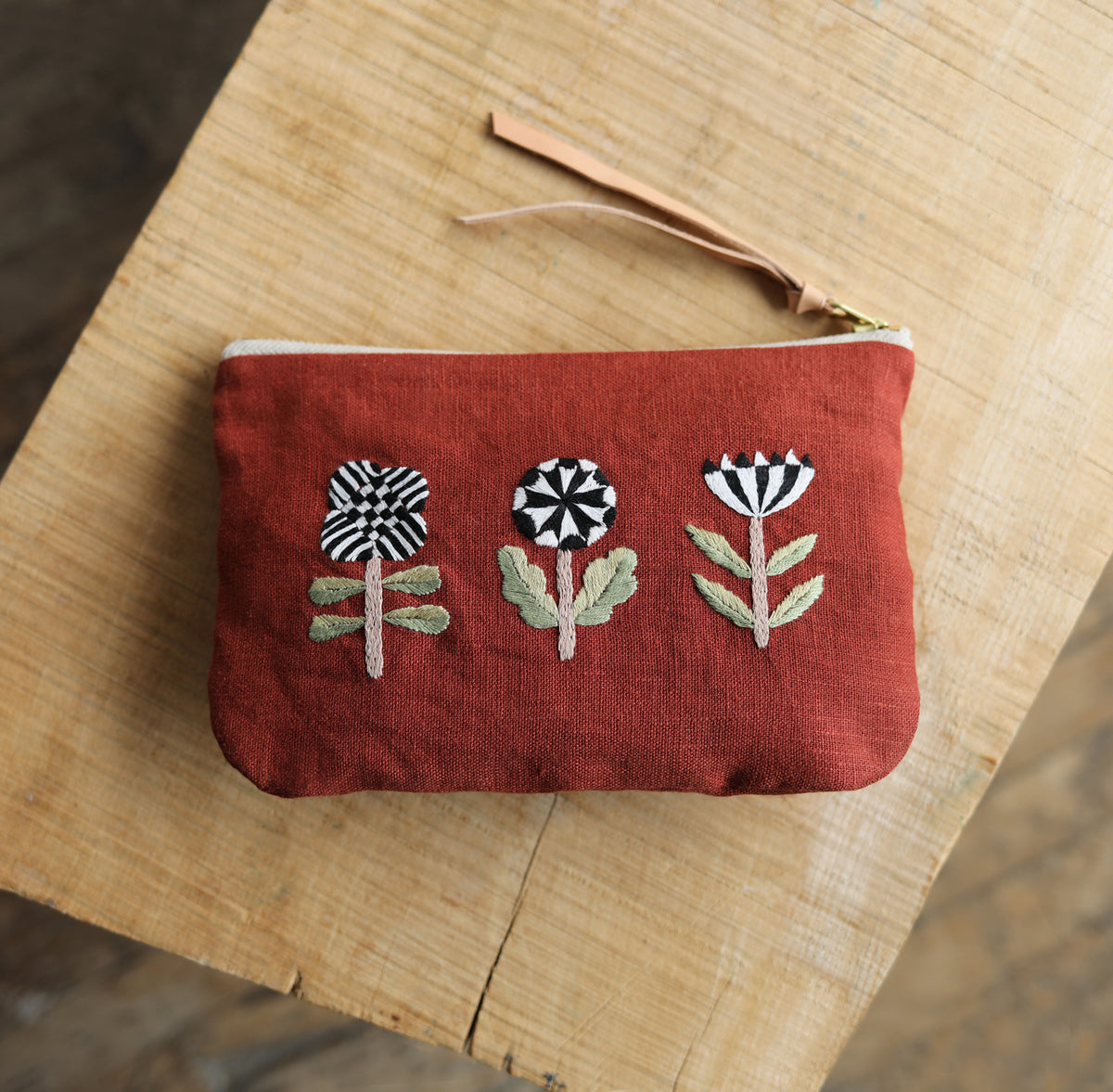 BOTANICAL EMBROIDERY - zip pouch
