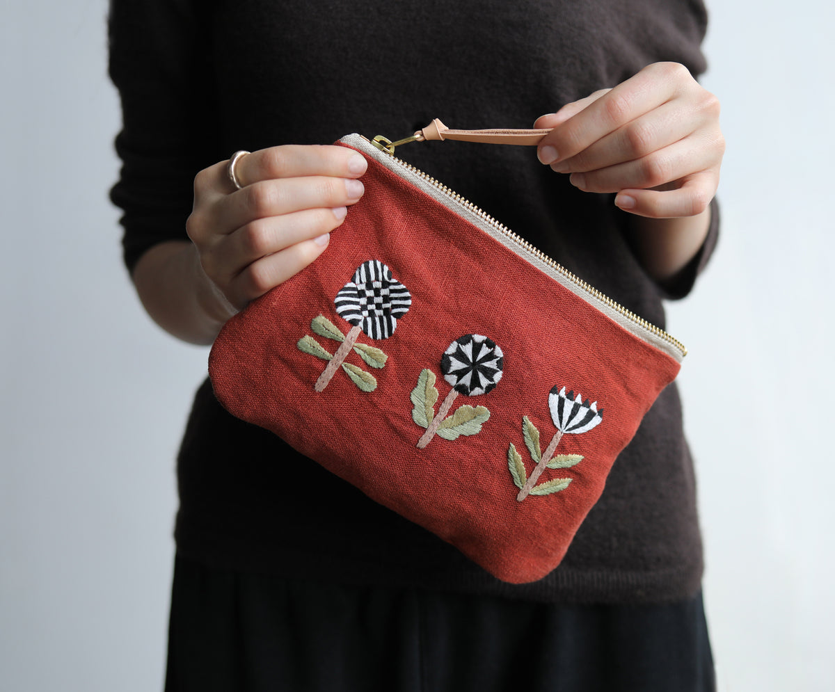 BOTANICAL EMBROIDERY - zip pouch