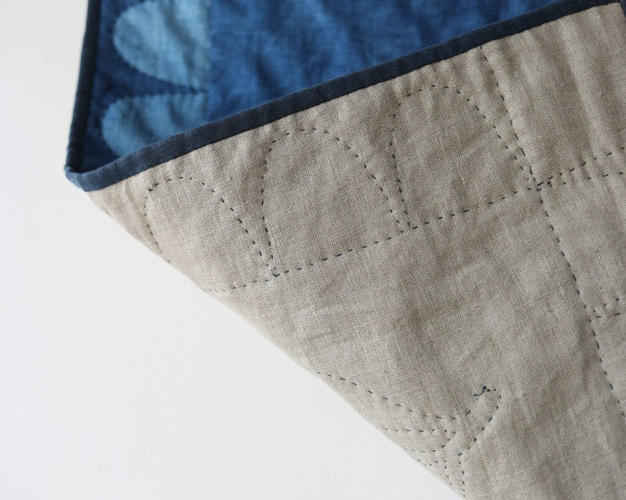 WHOLE CLOTH QUILT - indigo flora scallop