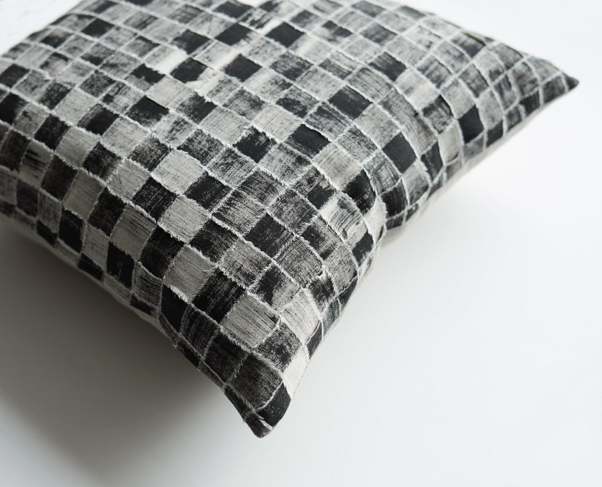 PILLOW - weave (black and white)