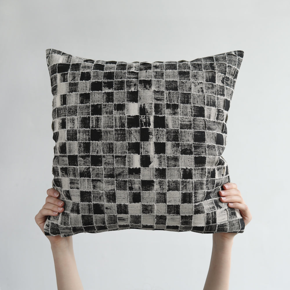 PILLOW - weave (black and white)